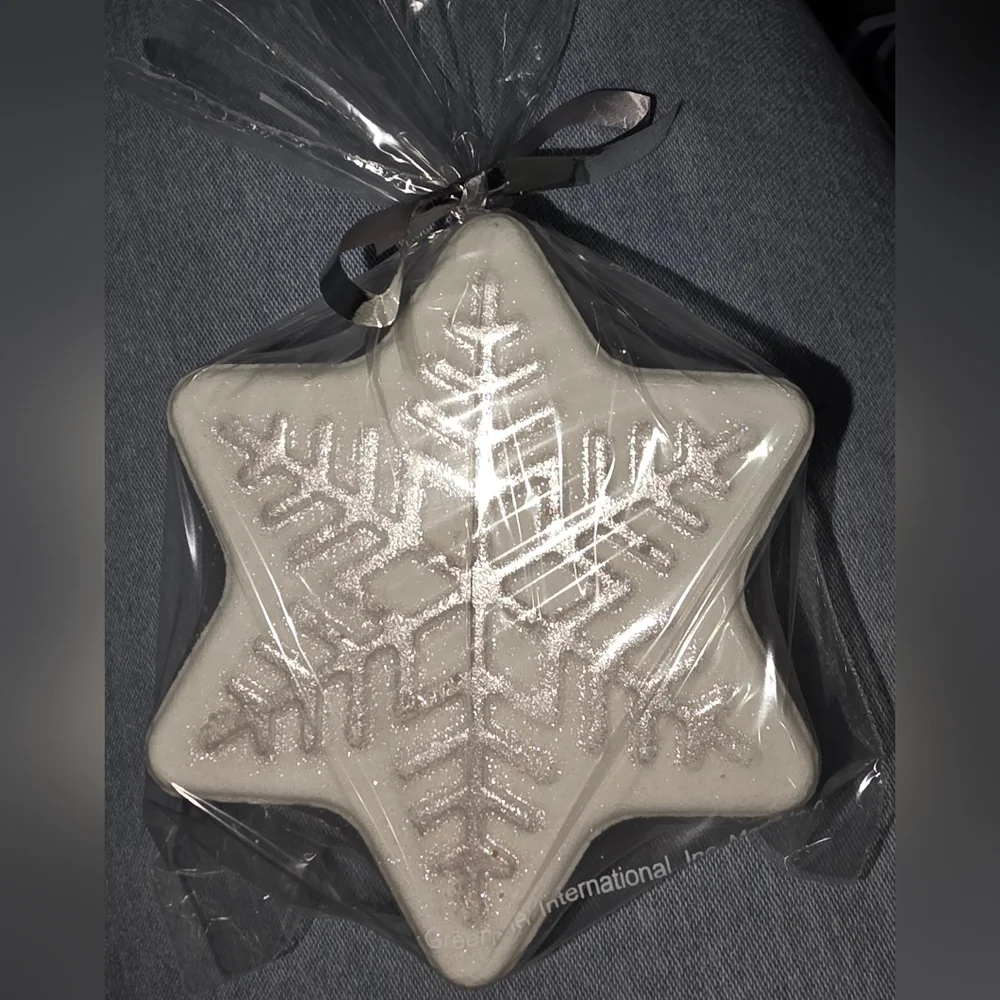 Snowflake Fizzing Bath Bomb - Picture 1 of 2